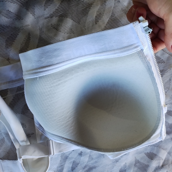 Under Armour sport bra 40D white zip front wire free molded cups adjustabe - Picture 7 of 11